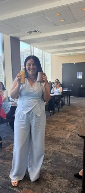 Alumna con el producto durante la clase