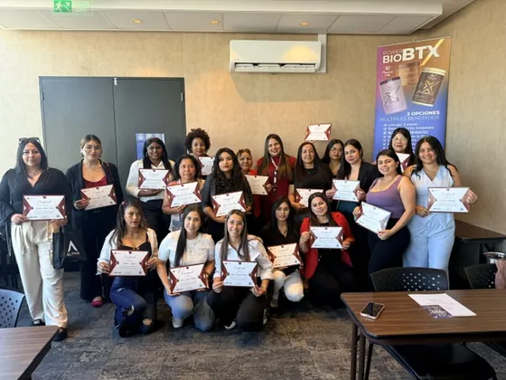 Grupo de alumnas con sus certificados en la sala de clases