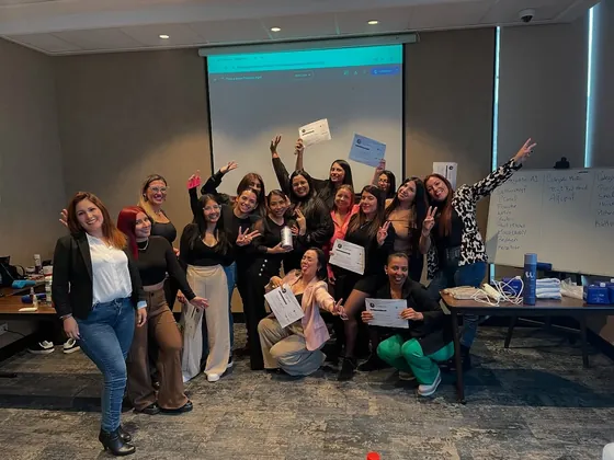 Alumnas celebrando con sus certificados al cierre de la clase